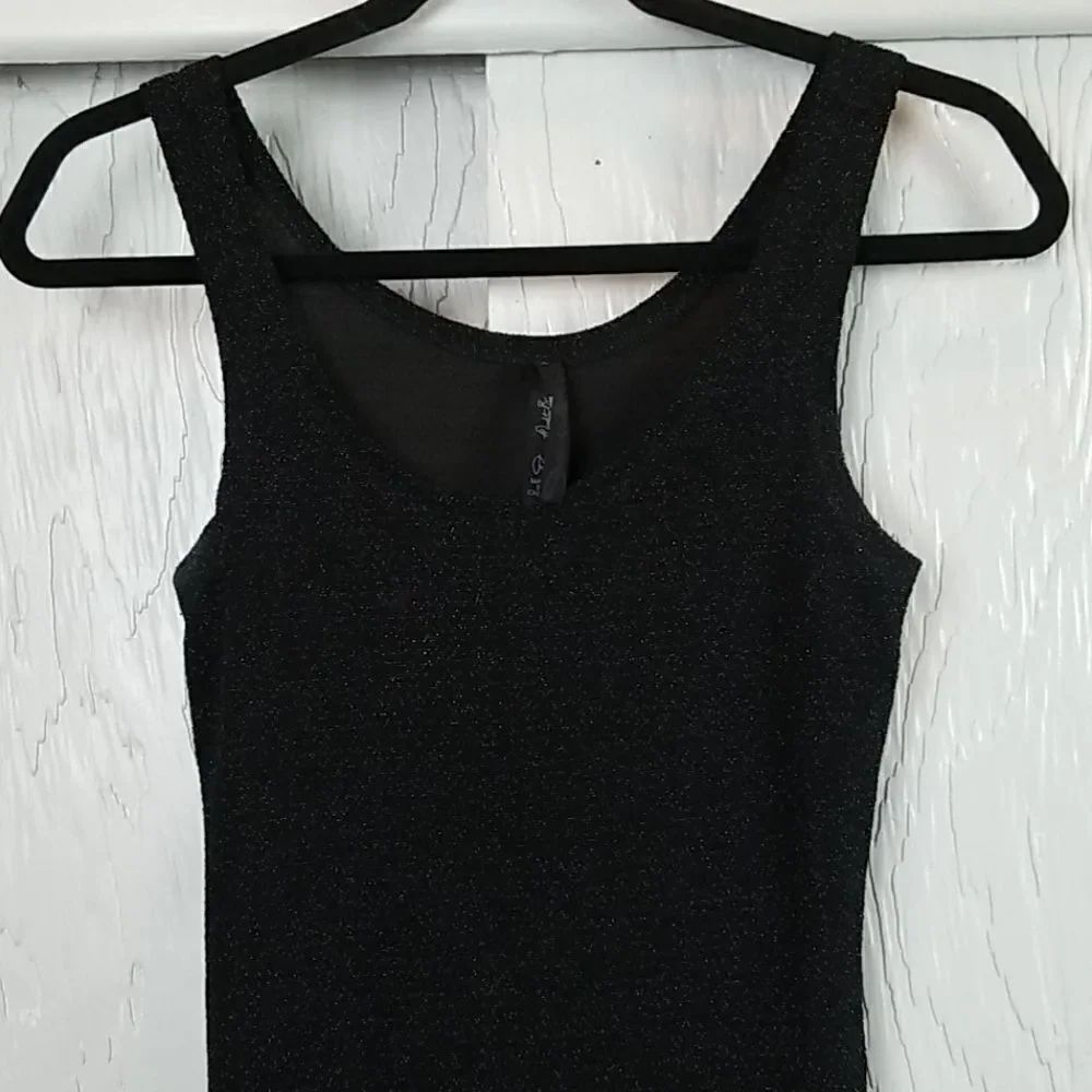 🖤 5/$20 🖤 BLACK TANK..silver threading - Picture 2 of 7